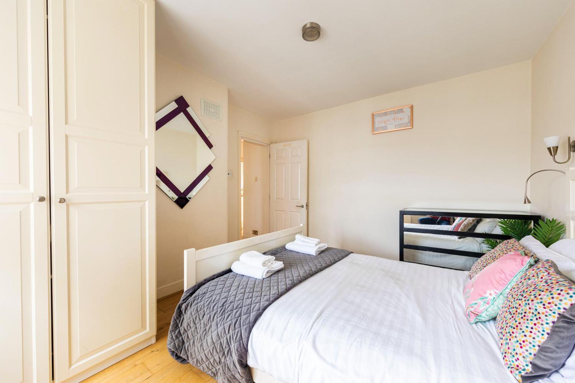 Prime Location One-Bed By Bond Street Appartement Londen Buitenkant foto