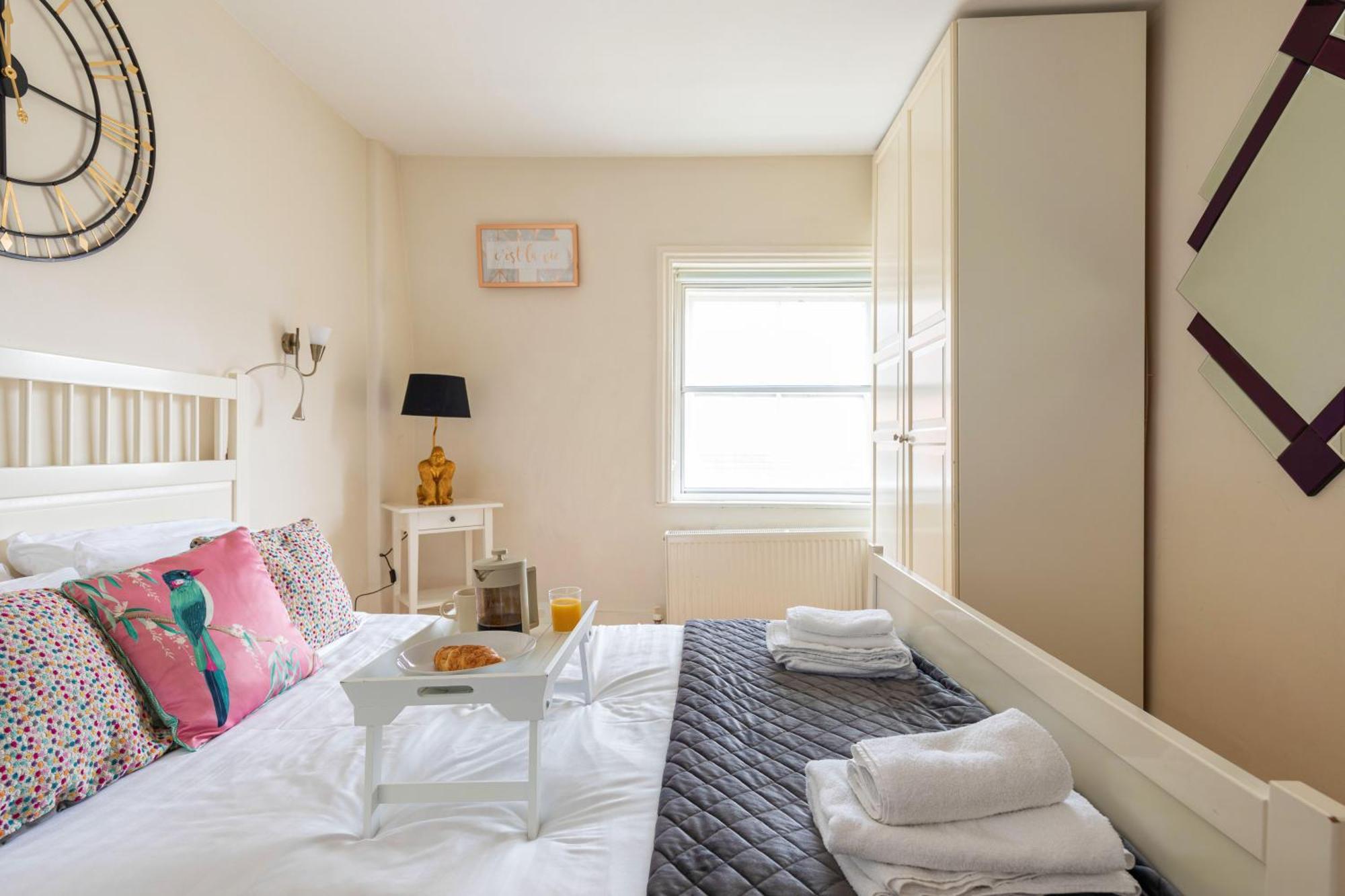 Prime Location One-Bed By Bond Street Appartement Londen Buitenkant foto